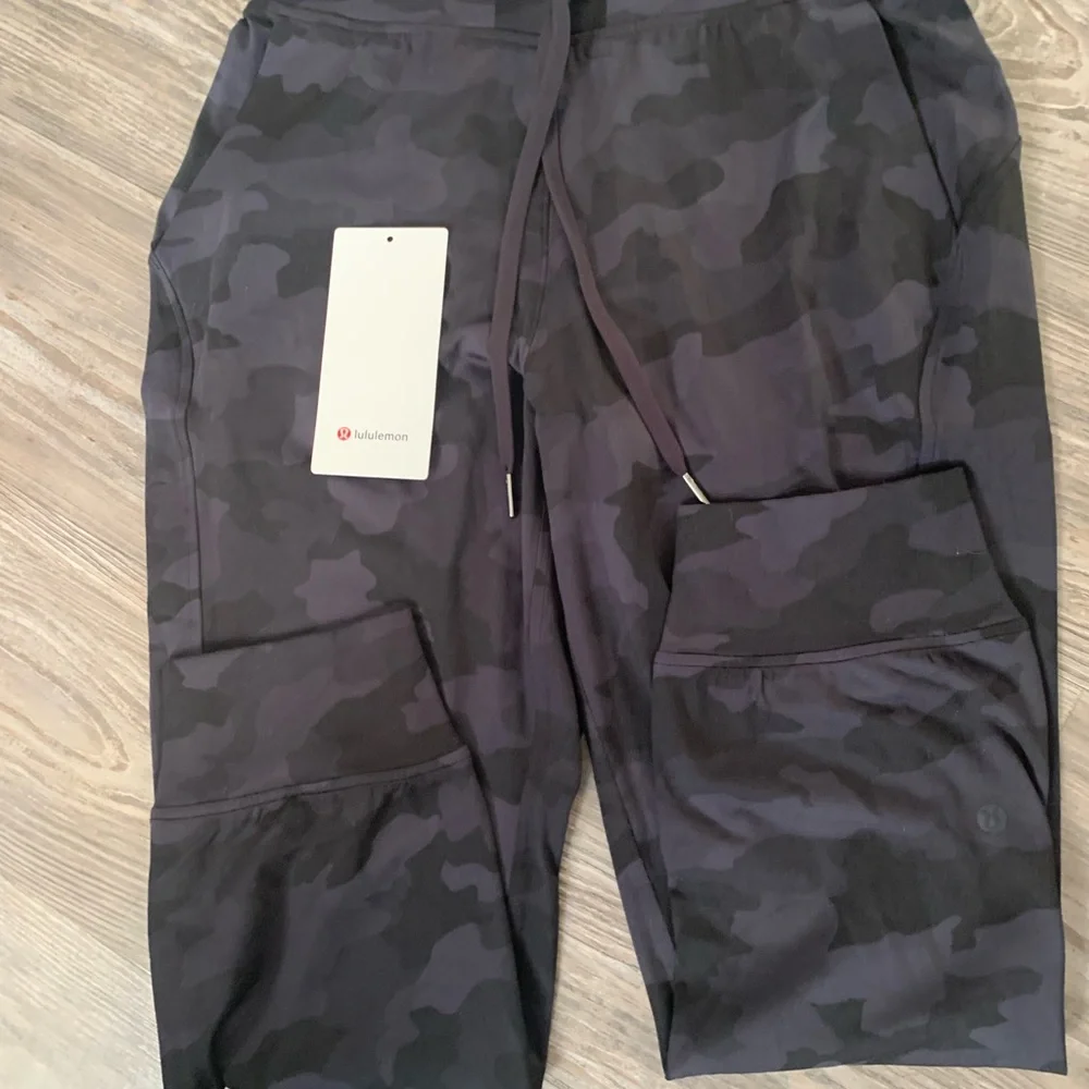 Lululemon Ready to Rulu Joggers crop - Picture 3 of 5